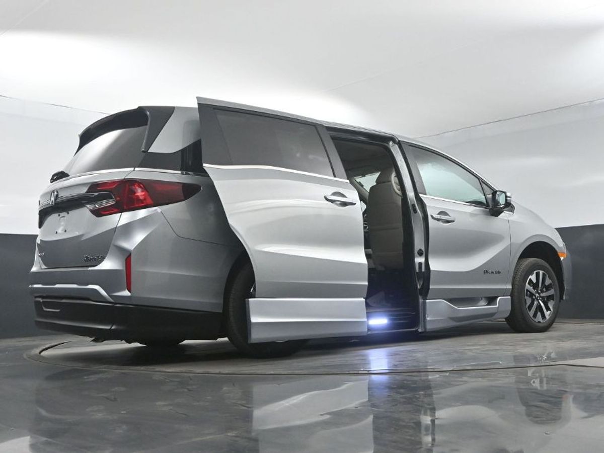 Silver Honda Odyssey image number 21