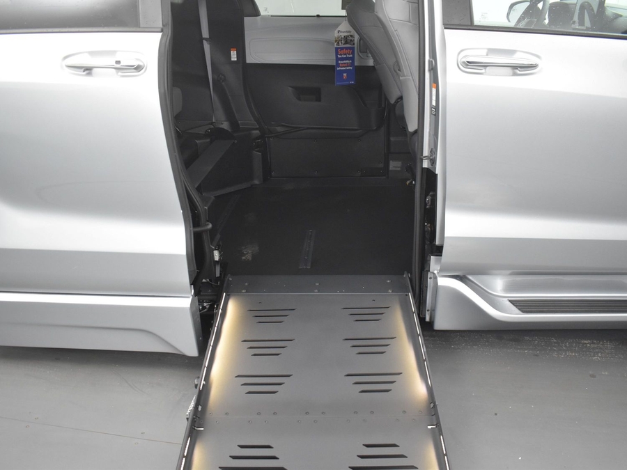 New 2025 Toyota Sienna Hybrid XLE Base - BraunAbility Side Entry Entry Fold Out Automatic Ramp