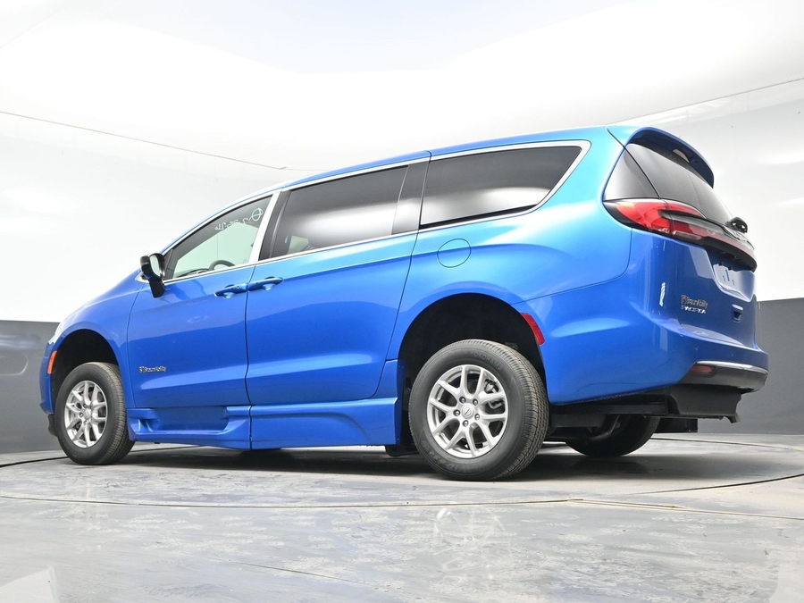 New 2026 Chrysler Pacifica Select Safety - BraunAbility Side Entry Entry In Floor Automatic Ramp