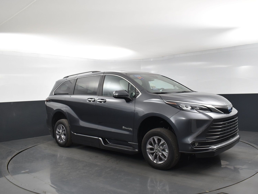 New 2025 Toyota Sienna Hybrid XLE Plus - BraunAbility Side Entry Entry In Floor Automatic Ramp