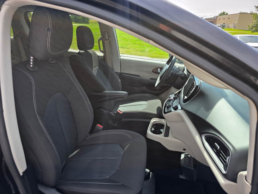 Black Chrysler Voyager image number 14