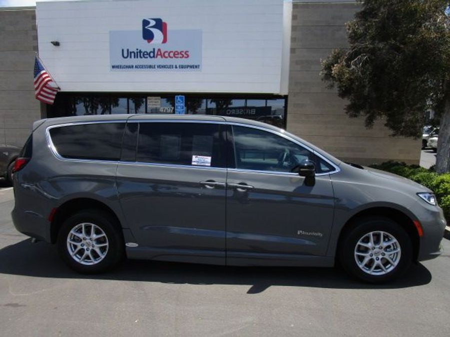 New 2025 Chrysler Pacifica Select Safety - BraunAbility Side Entry Entry Fold Out Automatic Ramp