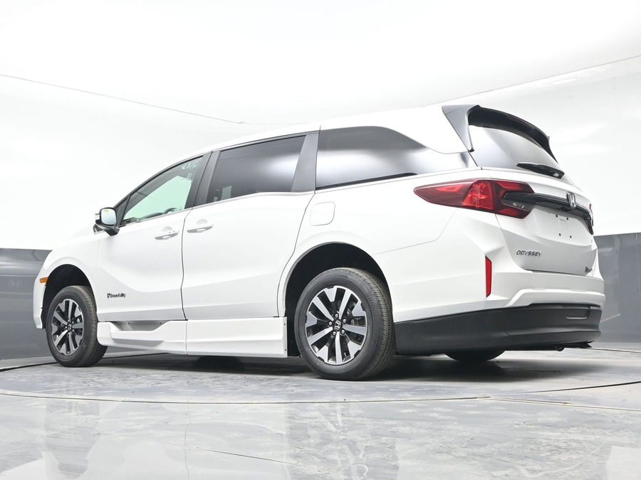 White Honda Odyssey image number 20