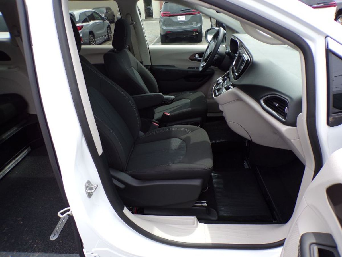White Chrysler Voyager image number 7