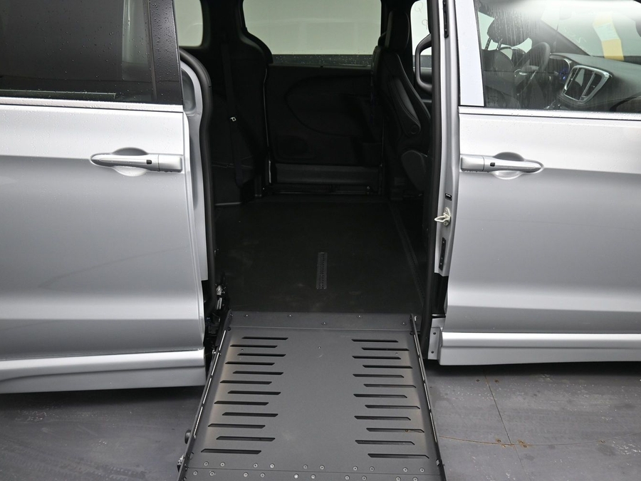 New 2026 Chrysler Pacifica Select Safety - BraunAbility Side Entry Entry Fold Out Automatic Ramp