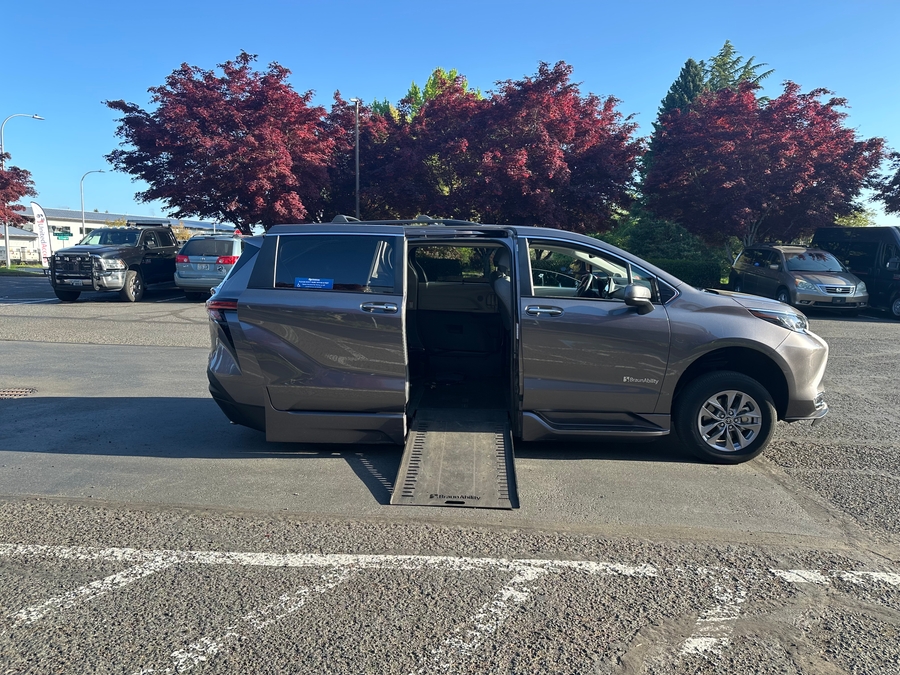 Used 2022 Toyota Sienna Hybrid XLE - BraunAbility Side Entry Entry In Floor Automatic Ramp