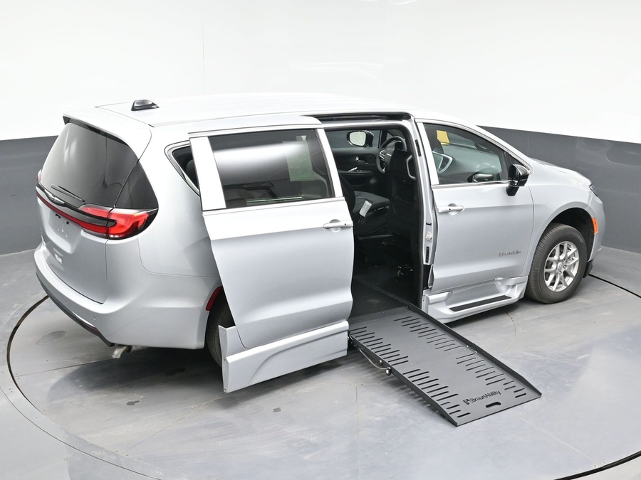 Silver Chrysler Pacifica image number 17