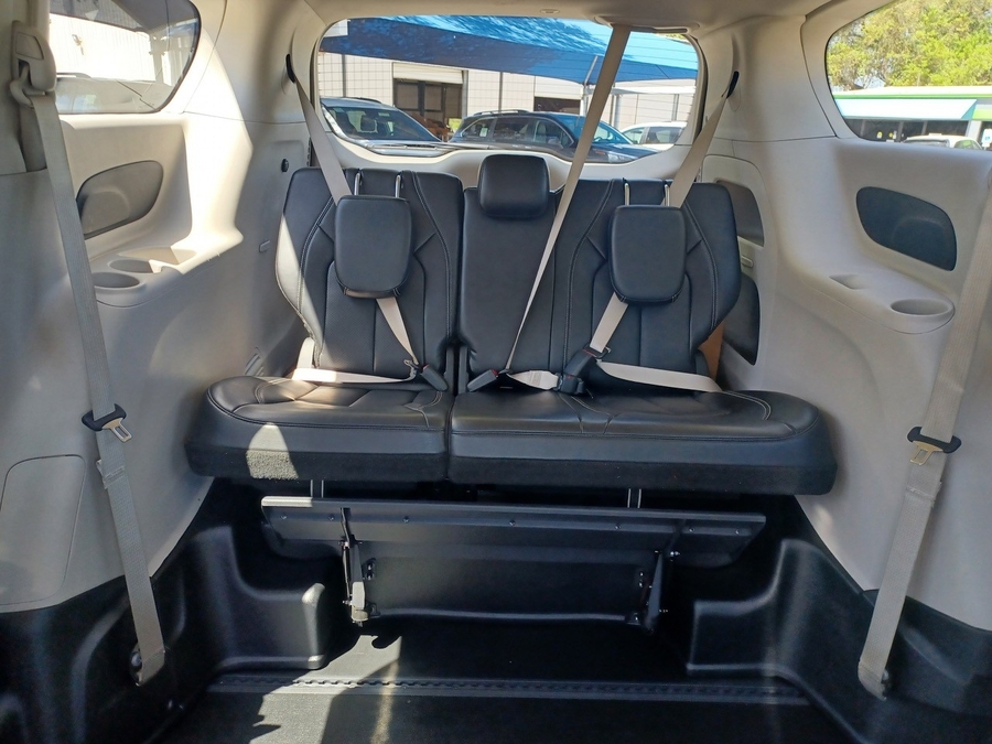 White Chrysler Pacifica image number 17