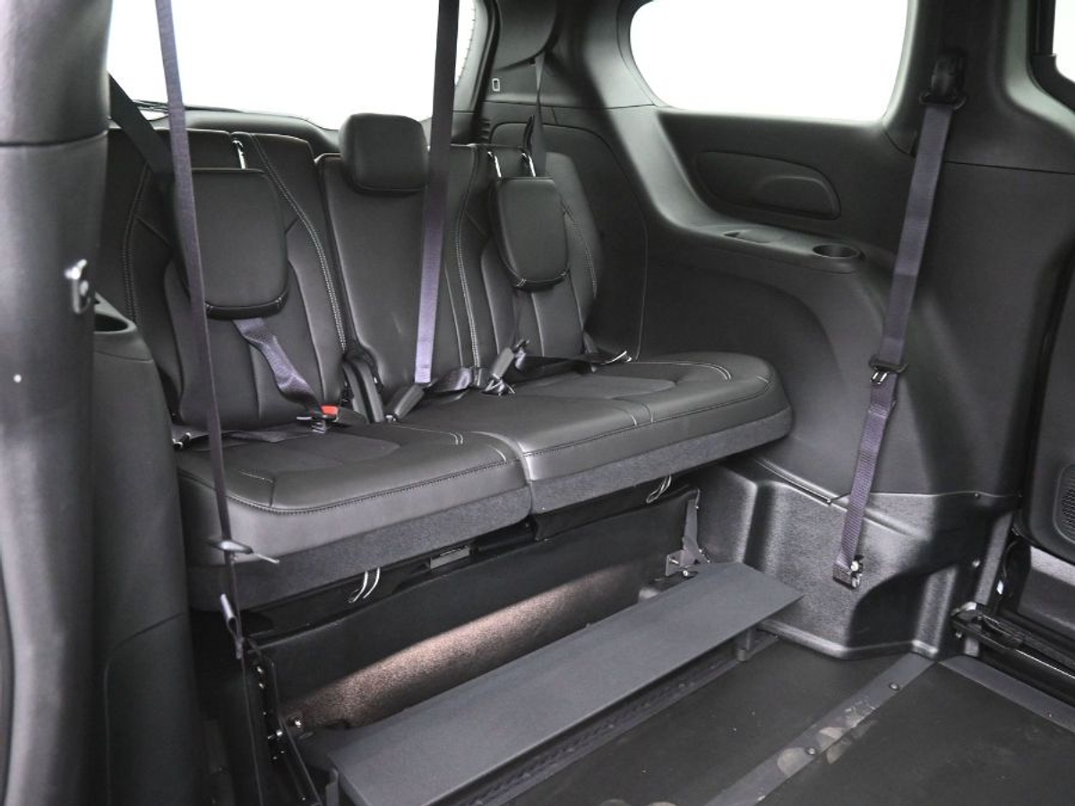 Black Chrysler Pacifica image number 9