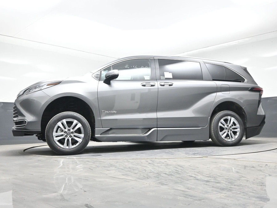 New 2026 Toyota Sienna Hybrid Limited - BraunAbility Side Entry Entry In Floor Automatic Ramp