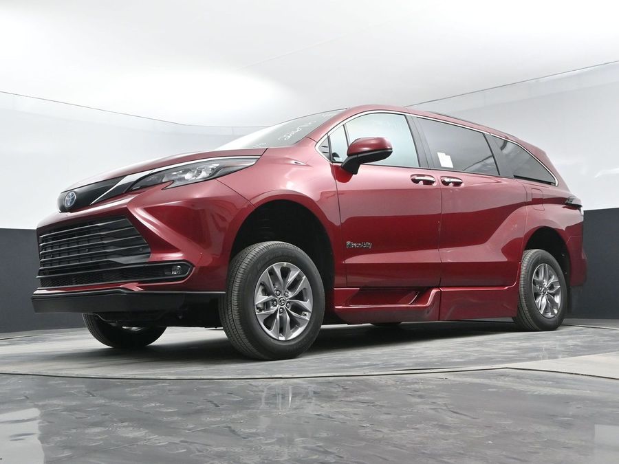 New 2025 Toyota Sienna Hybrid XLE Plus - BraunAbility Side Entry Entry In Floor Automatic Ramp