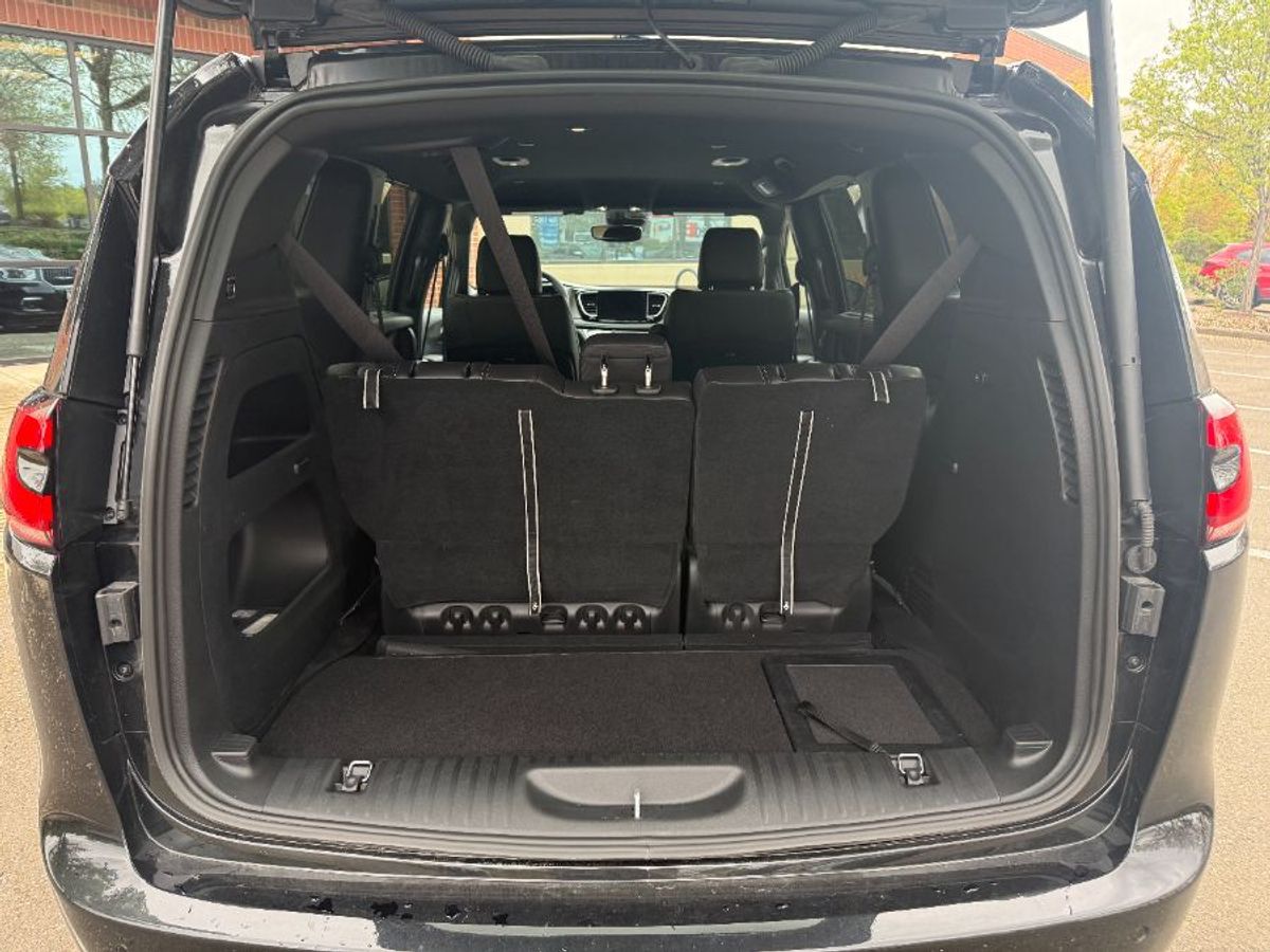 Número de imagen Chrysler Pacifica negro 12