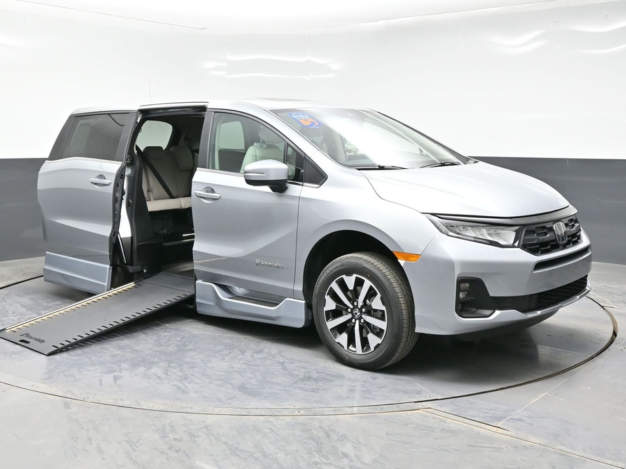 Silver Honda Odyssey with Side Entry Automatic In Floor ramp