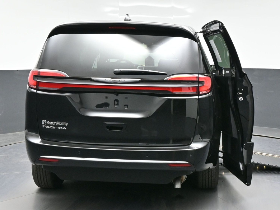 Black Chrysler Pacifica image number 5