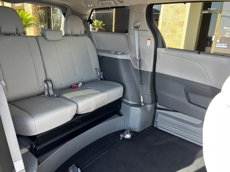 Used 2018 Toyota Sienna XLE NY - BraunAbility Side Entry Entry Fold Out Automatic Ramp