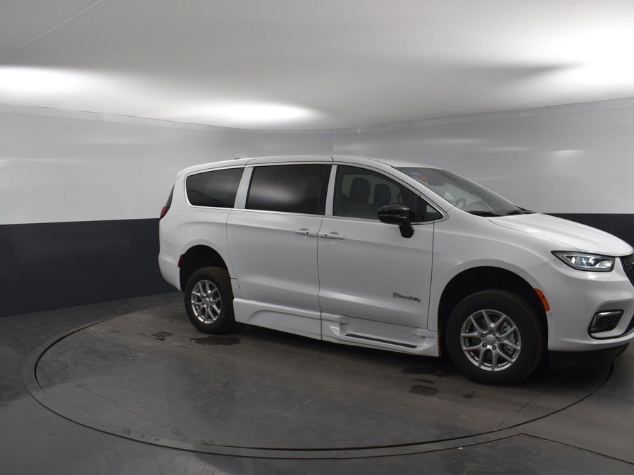 New 2025 Chrysler Pacifica Select Safety - BraunAbility Side Entry Entry Fold Out Automatic Ramp