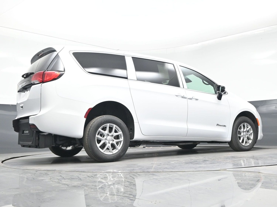 White Chrysler Voyager image number 22