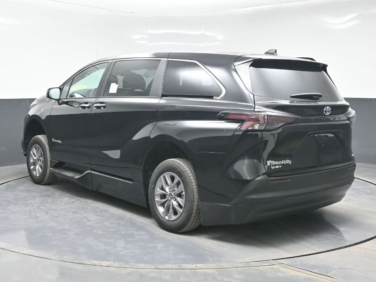 Black Toyota Sienna image number 1