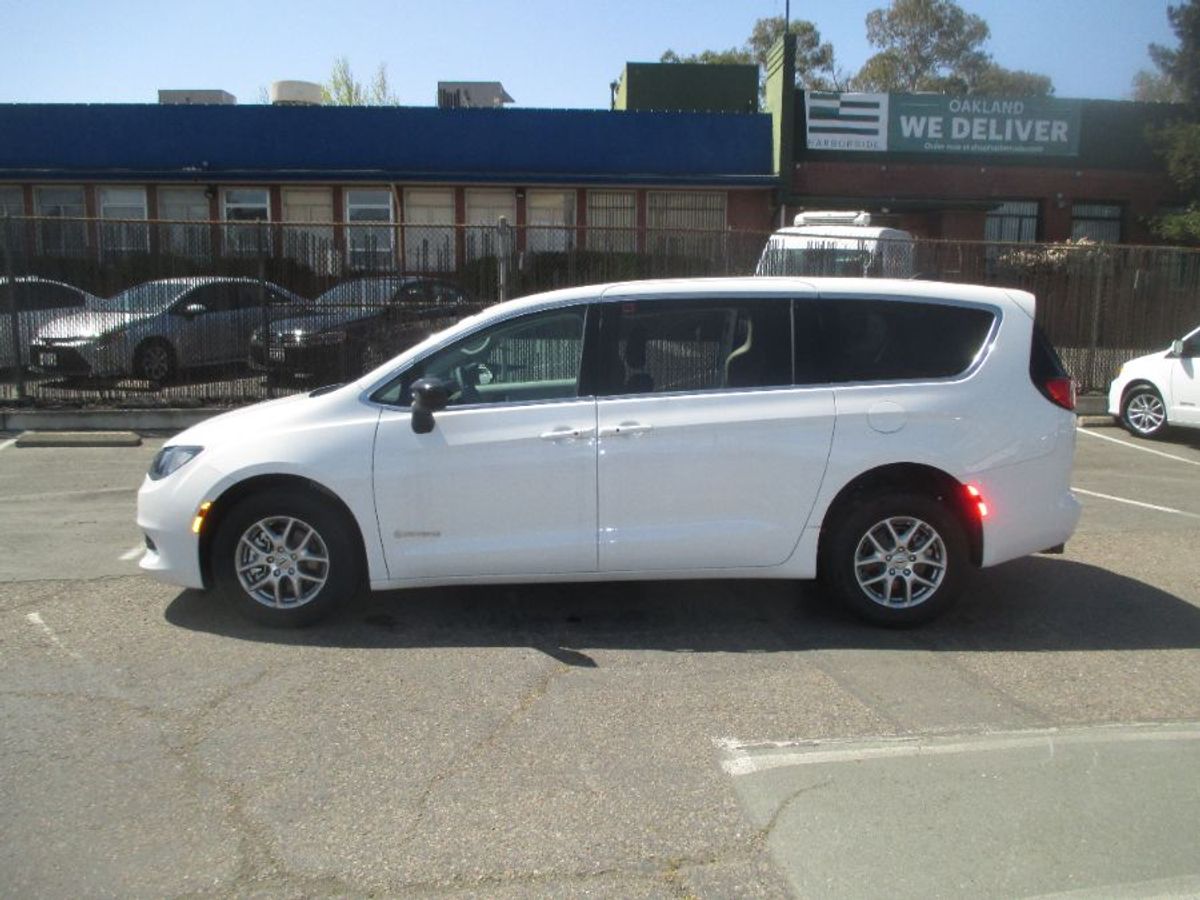 2024 CHRYSLER VOYAGER - Image 3