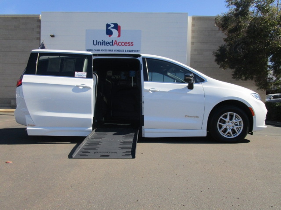 New 2025 Chrysler Pacifica Select Safety - BraunAbility Side Entry Entry Fold Out Automatic Ramp