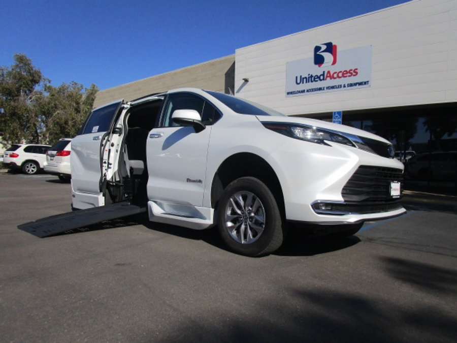 Used 2022 Toyota Sienna Hybrid XLE Base - BraunAbility Side Entry Entry Fold Out Automatic Ramp