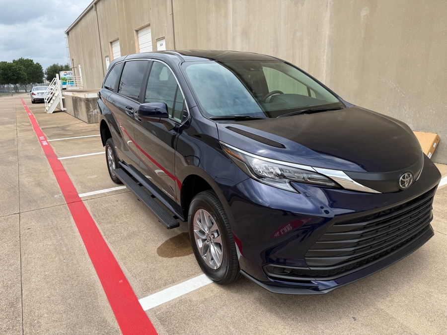 New 2026 Toyota Sienna Hybrid LE - Vantage Mobility Commercial Rear Entry Entry Fold Out Manual Ramp