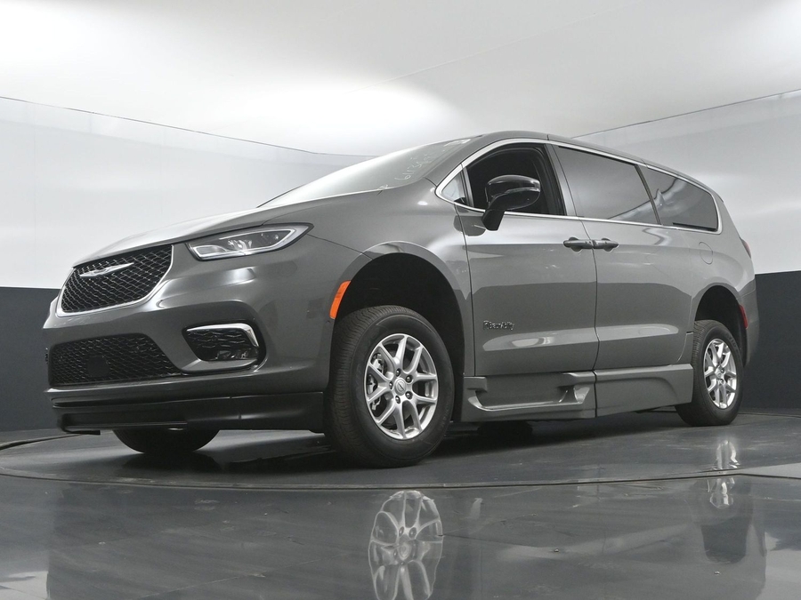 New 2025 Chrysler Pacifica Select Safety - BraunAbility Side Entry Entry Fold Out Automatic Ramp