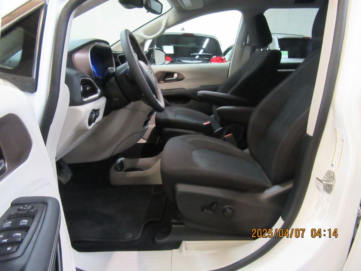 White Chrysler Voyager image number 4