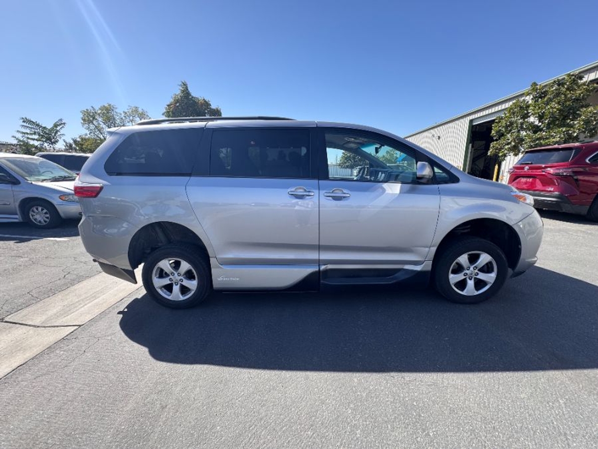 2017 TOYOTA SIENNA - Image 3