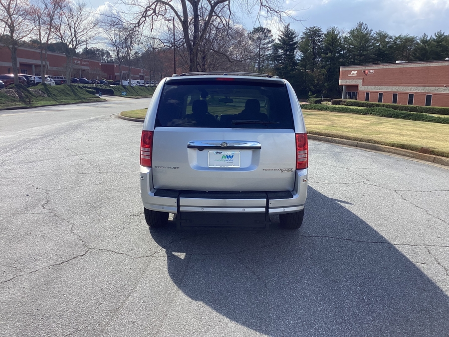  Chrysler Town and Country image number 3