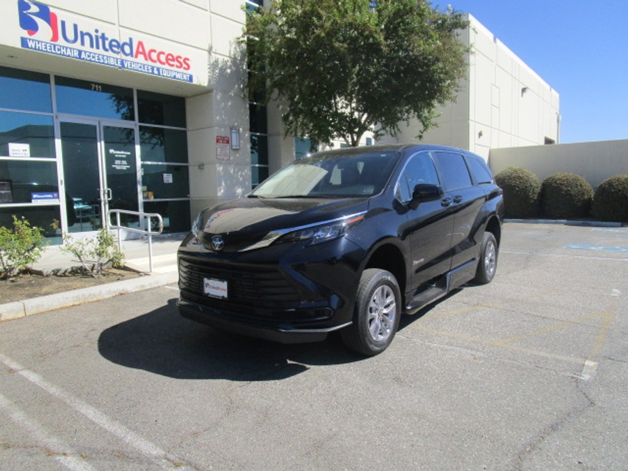 Used 2024 Toyota Sienna Hybrid LE Base - BraunAbility Side Entry Fold Out Automatic Ramp