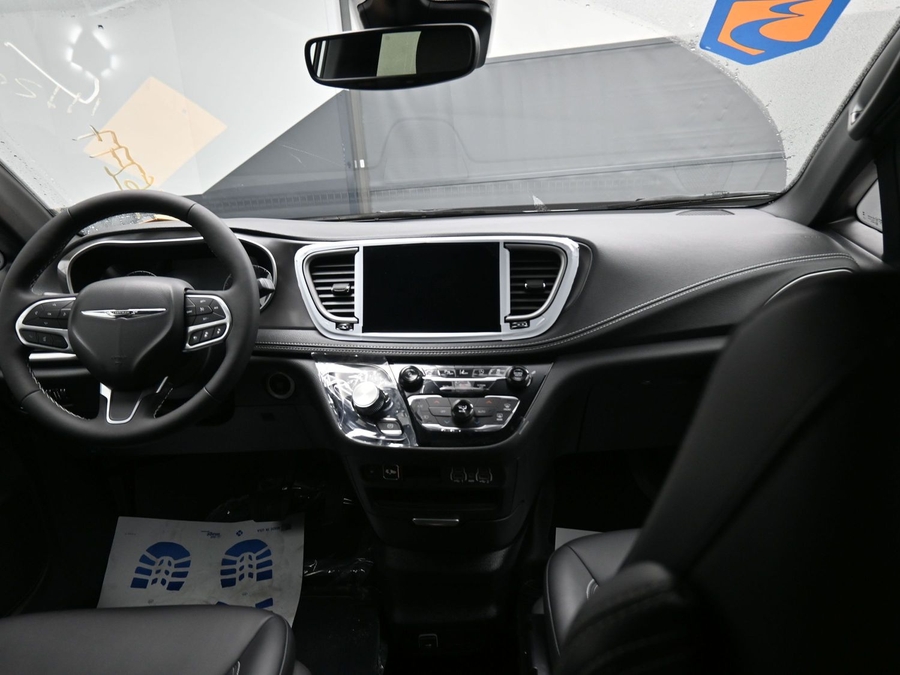 White Chrysler Pacifica image number 12