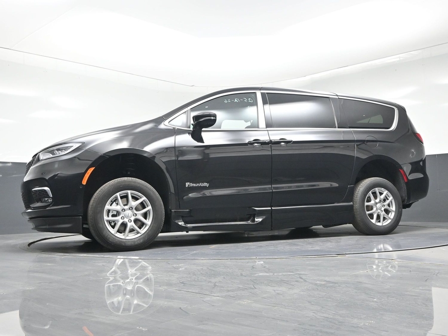 Black Chrysler Pacifica image number 16