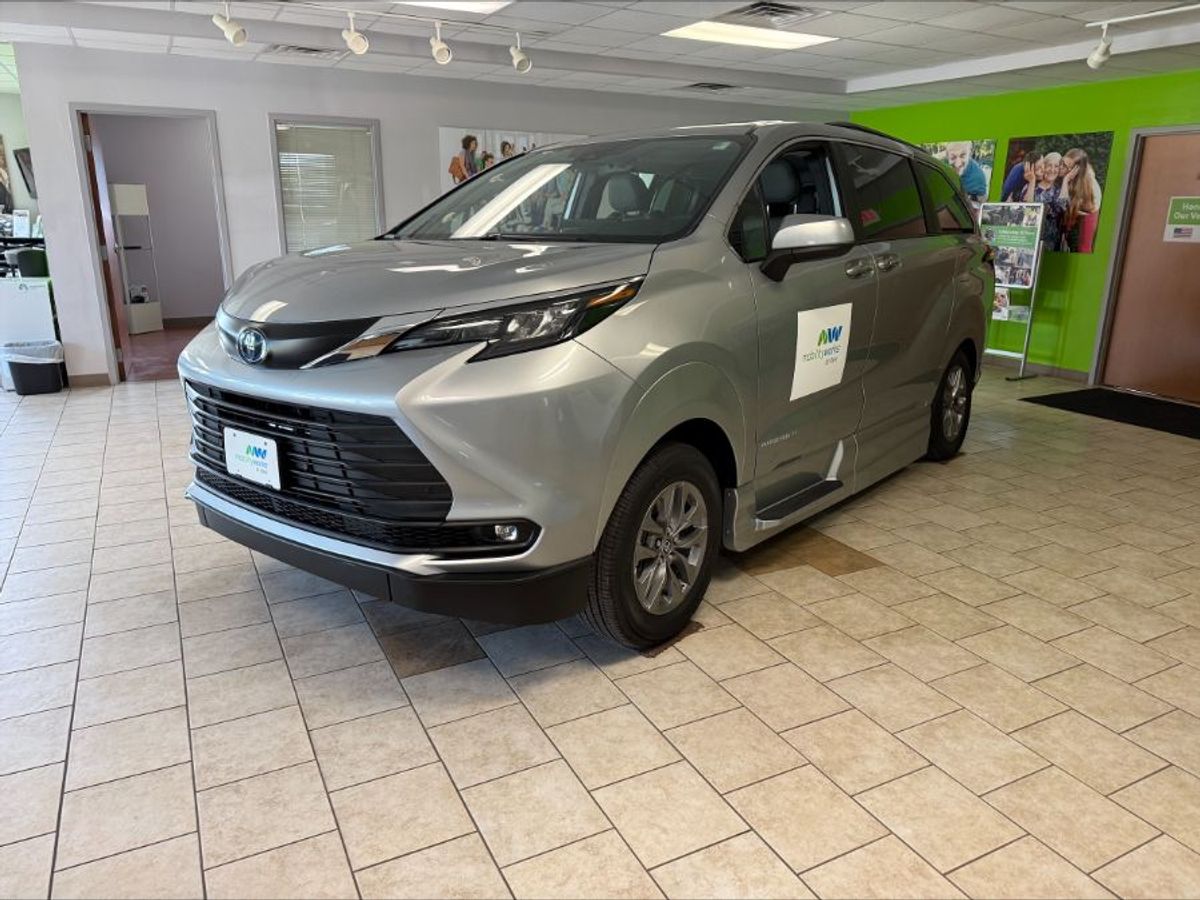 Silver Toyota Sienna image number 1