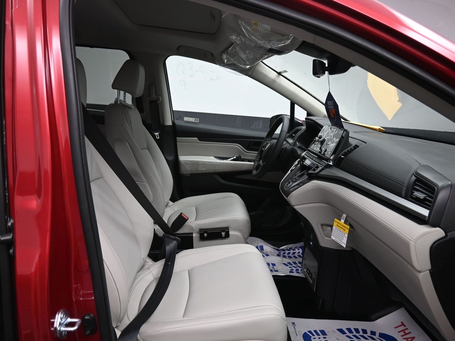 Red Honda Odyssey image number 6