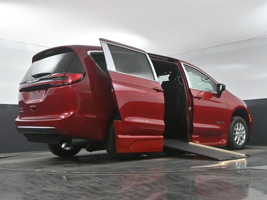 New 2025 Chrysler Pacifica Select - BraunAbility Side Entry Entry In Floor Automatic Ramp