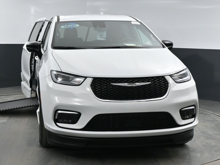 New 2025 Chrysler Pacifica Select Safety - BraunAbility Side Entry Entry In Floor Automatic Ramp
