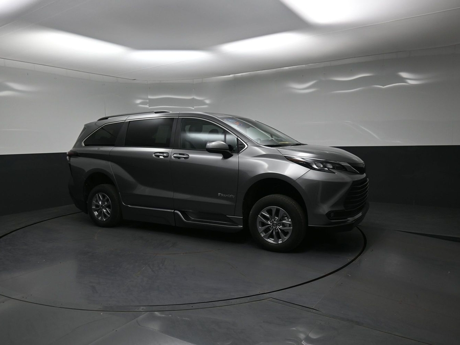 New 2026 Toyota Sienna Hybrid XLE Base - BraunAbility Side Entry In Floor Automatic Ramp