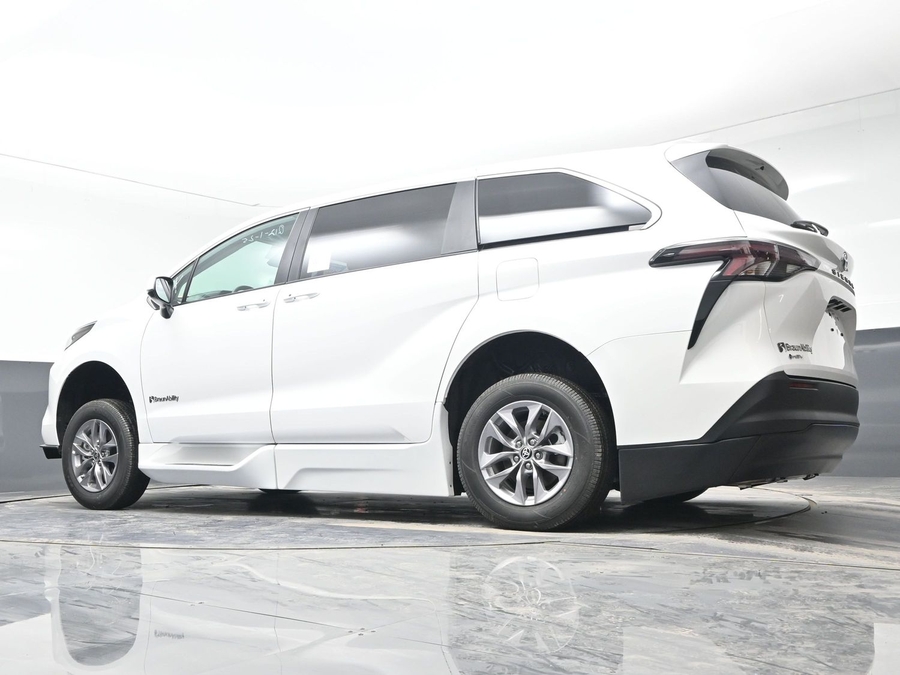 New 2025 Toyota Sienna Hybrid LE - BraunAbility Side Entry Entry Fold Out Automatic Ramp