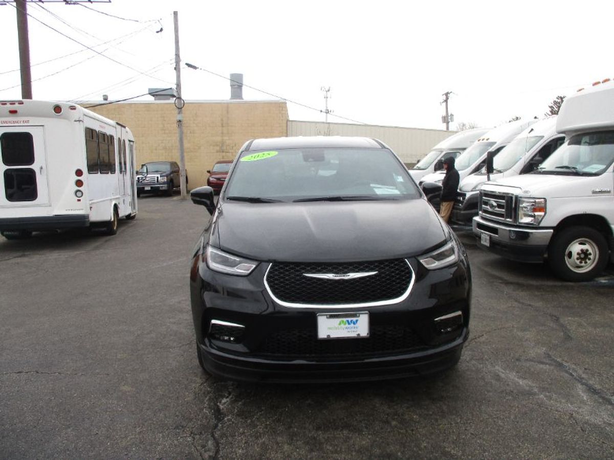 Número de imagen Chrysler Pacifica negro 8