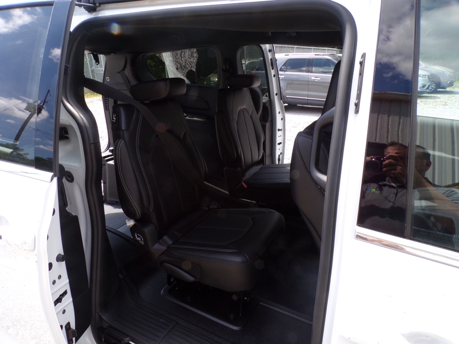 White Chrysler Voyager image number 6