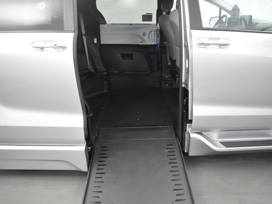 New 2025 Toyota Sienna Hybrid XLE Plus - BraunAbility Side Entry Entry In Floor Automatic Ramp