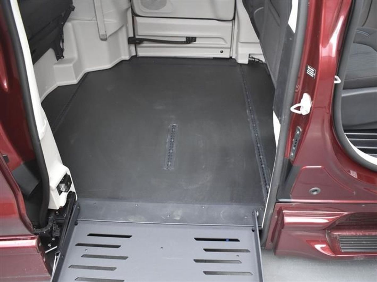 Red Chrysler Voyager image number 20