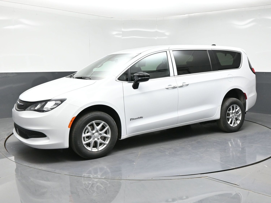White Chrysler Voyager image number 11
