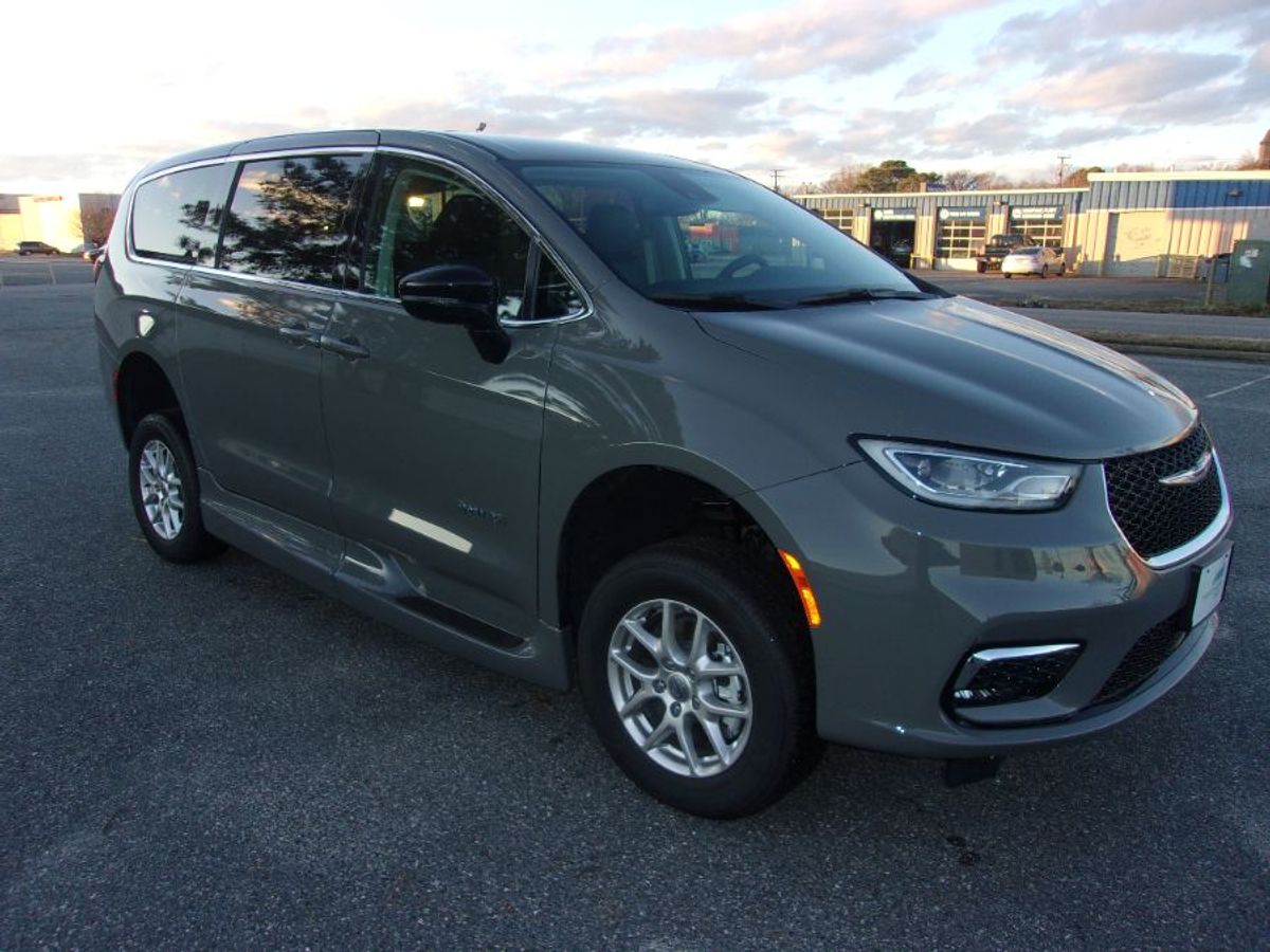 Grey Chrysler Pacifica image number 4