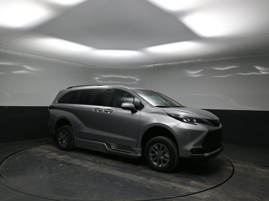 New 2025 Toyota Sienna Hybrid XLE Plus - BraunAbility Side Entry Entry In Floor Automatic Ramp