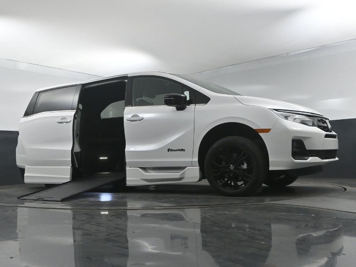 White Honda Odyssey image number 18