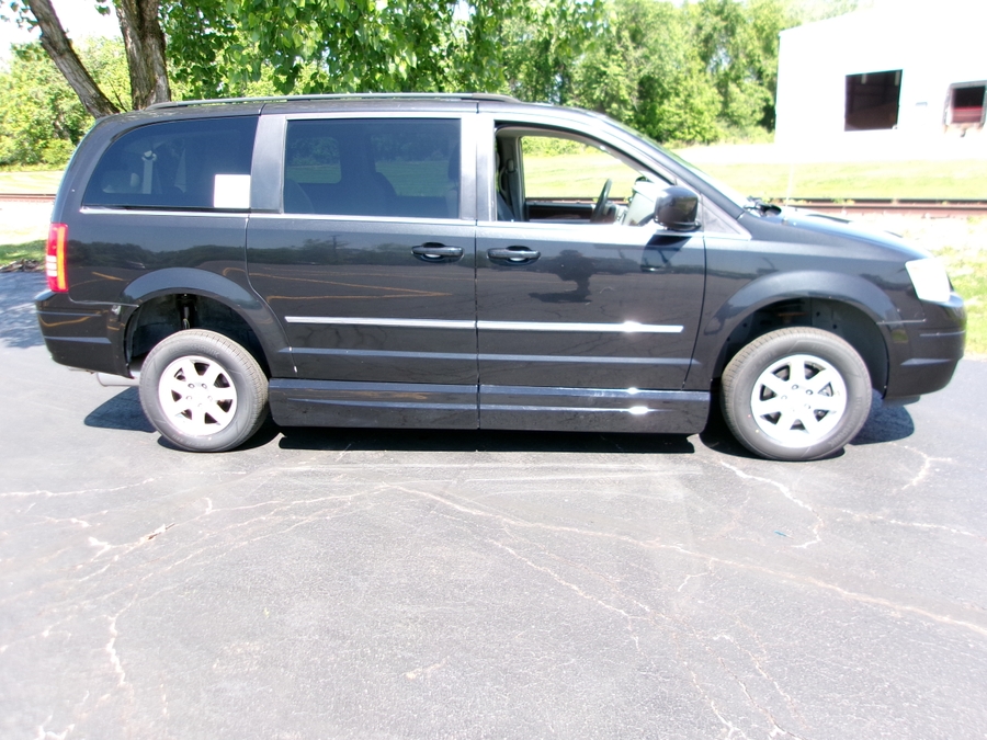 Black Chrysler Town and Country image number 28