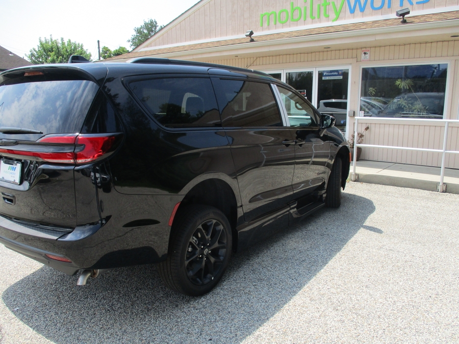 Número de imagen Chrysler Pacifica negro 13