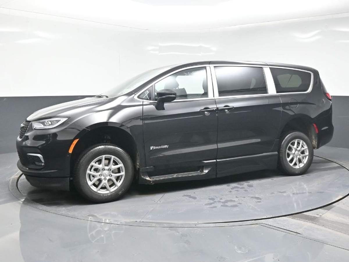 Black Chrysler Pacifica image number 2